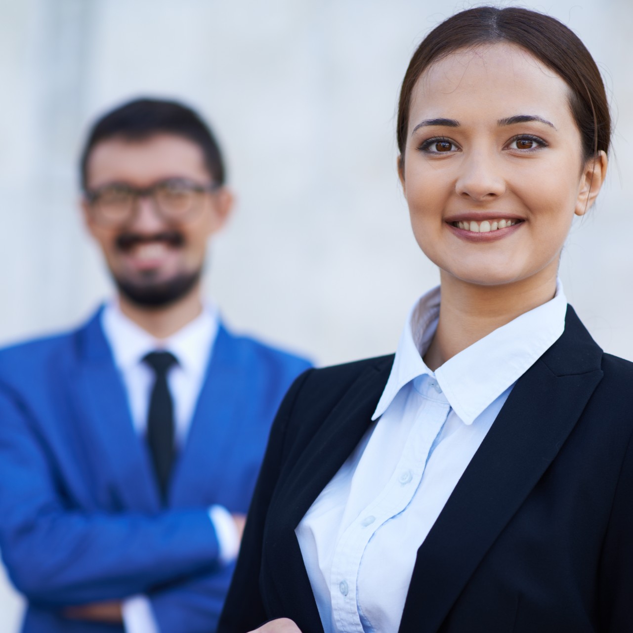 orgullosa-ejecutiva-con-su-movil